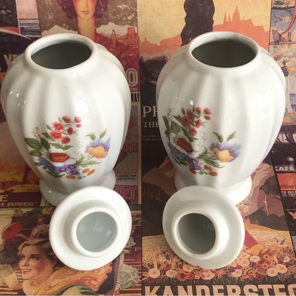 Vintage MCM 5 Inch Swirled Porcelain Floral Ginger Jars with Lids Set of 2 - Picture 5 of 7